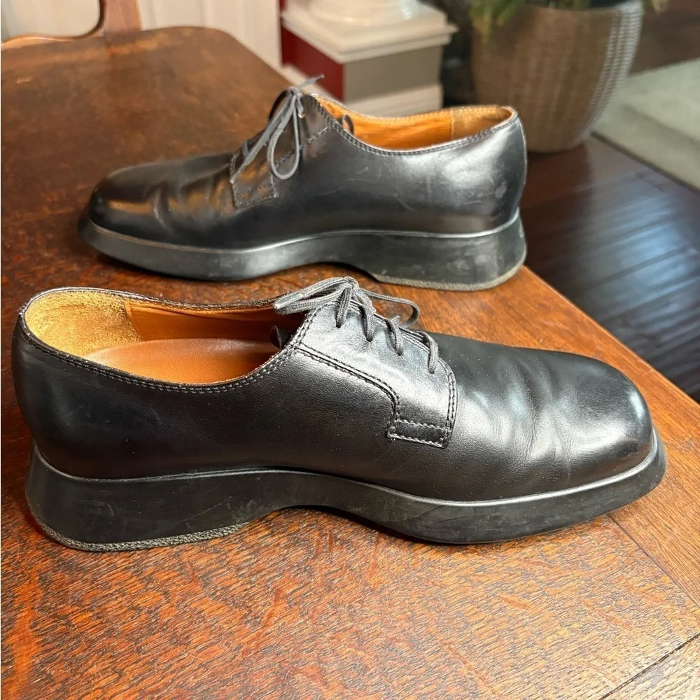 Tod’s- Classic Black Leather Oxford Shoes with a Thick Sole. Size US 7.5